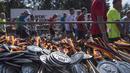 Peserta melewati tumpukan medali yang siap diberikan kepada yang berhasil masuk finish di Berlin (25/9/2016). (AFP/John Macdougall)