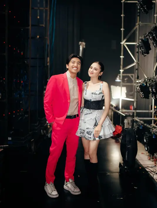 Dipadukan dengan obi belt hitam dan boots heels yang bikin Syifa Hadju terlihat stylish [@harrisvriza]