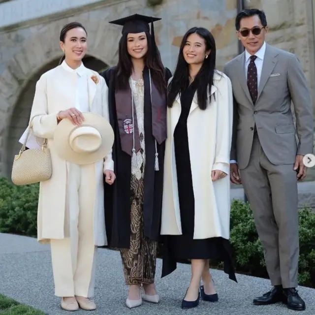 Salah satu koleksi tas Bottega Veneta Menpar Widiyanti Putri seharga hampir Rp1 miliar. foto: Instagram @widi.wardhana