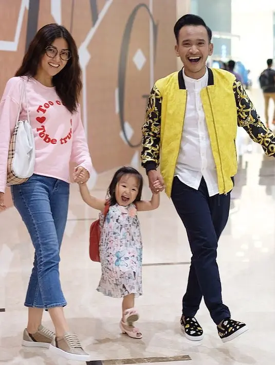 "Cuma alangkah sopannya kalau Mbah Mijan, kalau dia ngerasa kenal sama saya, saya baik sama dia, ya mbok jangan diomongin di media. Ya, Mbah Mijan?" ucap Ruben Onsu dengan nada penuh sindiran. (instagram/ruben_onsu)