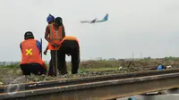Pekerja sedang menyelesaikan proyek pembangunan perlintasan kereta api Jurusan Tangerang-Bandara Soeta, Jakarta, Rabu (20/1/2016). Proyek tersebut dikabarkan memakan biaya hingga Rp.2,7 T (Liputan6.com/Faisal R Syam)