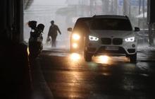 FOTO: Hujan Deras dan Angin Kencang Hambat Aktivitas Warga Jakarta