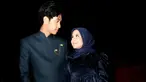 Dalam film yang disutradarai oleh Fajar Bustomi ini Adhisty Zara tampil beda dalam balutan hijab. Mulai dari promo sampai gala premiere mengenakan hijab, adik Hasyakyla Utami ini bikin pangling. Tampil memakai dress warna biru dongker yang selaras dengan busana yang dikenakan oleh Abun Sungkar, kebersamaan dua artis Indonesia sukses mencuri perhatian netizen. (Liputan6.com/IG/@zaraadhsty)