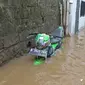 Sebuah motor terendam saat banjir melanda kawasan Cipinang Melayu, Jakarta Timur, Jumat (19/2/2021). Banjir di kawasan tersebut akibat curah hujan yang tinggi dan meluapnya air dari Kali Sunter. (Liputan6.com/Herman Zakharia)