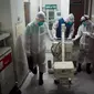 Sejumlah anggota tim medis sedang melakukan simulasi dengan membawa peralatan untuk melakukan pemeriksaan swab test kepada pasien yang tertular vrus corona.(Liputan6.com/Fajar Abrori)