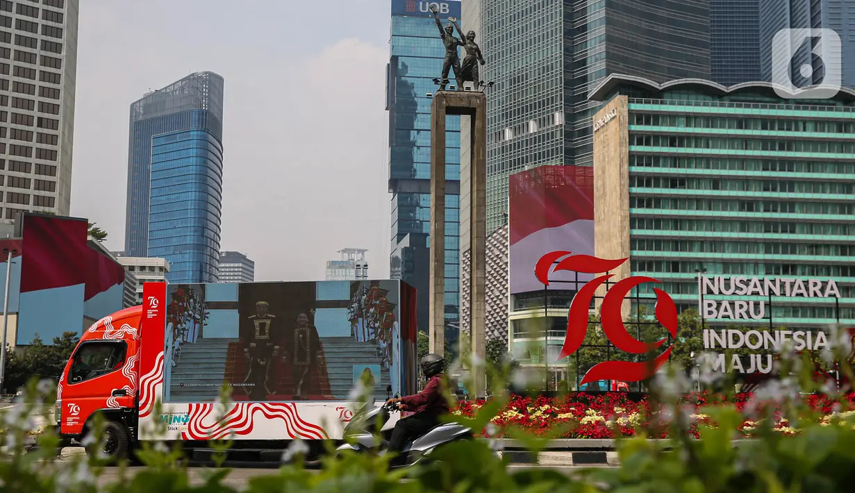 Mobile LED menampilkan siaran langsung upacara peringatan Hari Kemerdekaan ke-79 Republik Indonesia dari Ibu Kota Negara (IKN) Nusantara di Bundaran Hotel Indonesia, Jakarta, Sabtu (17/8/2024). (Liputan6.com/Angga Yuniar)