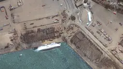 Citra satelit yang disediakan oleh Maxar Technologies ini menunjukkan kapal terbalik di pelabuhan Beirut di Lebanon pada Rabu, 5 Agustus 2020, sehari setelah ledakan besar yang membuat seluruh blok kota diselimuti kaca dan puing-puing. (© 2020 Maxar Technologies via AP)