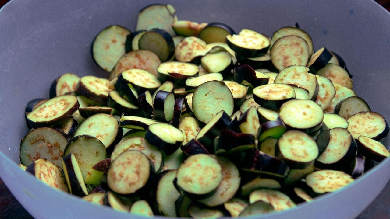 Hanya Pakai 1 Bumbu Dapur, Begini Trik Goreng Terong Agar Tetap Segar Berwarna