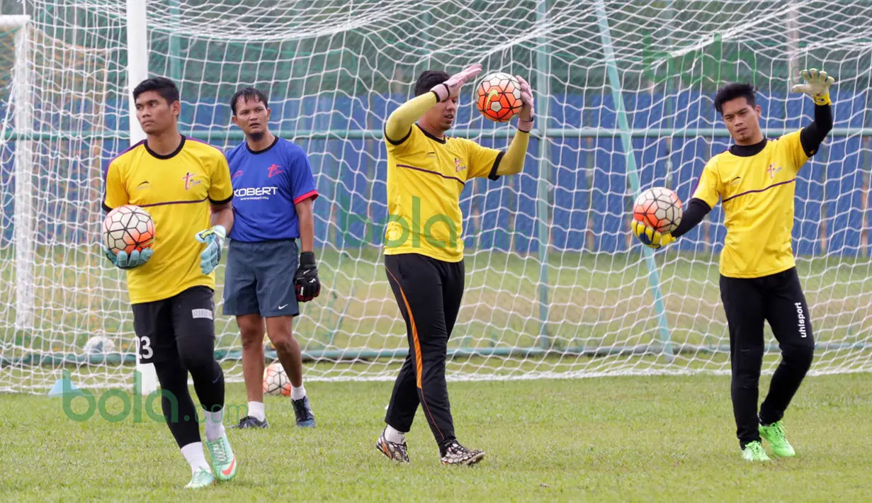 Pelatih kiper Kurnia Sandy (kaus biru) berlatih bersama tiga kiper T-Team di Lapangan Gong Badak, Kuala Terengganu, Malaysia, Selasa (26/01/2016). (Bola.com/Nicklas Hanoatubun)