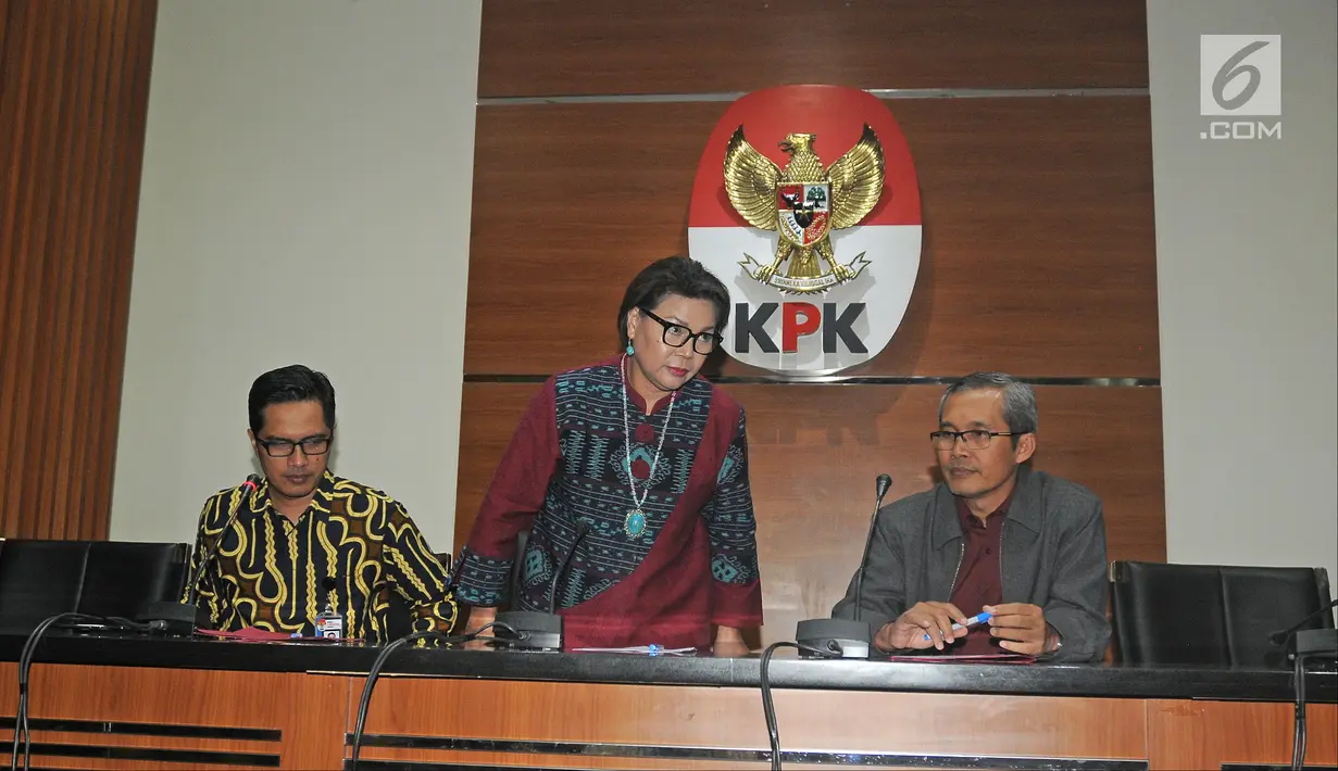 Wakil Ketua KPK Basaria Panjaitan (tengah) saat akan memberi keterangan dalam konferensi pers OTT Bupati Subang Imas Aryumningsih di Gedung KPK, Jakarta, Rabu (14/2). Imas diduga terlibat kasus perizinan penggunaan lahan. (Liputan6.com/Herman Zakharia)