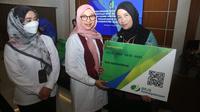 Bupati Banyuwangi Ipuk Fiestiandani menyerahkan secara simbolis premi tersebut ke sejumlah kader dalam acara “Rapat Koordinasi Penurunan Stunting”, Rabu (18/1/2023).