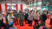 Kapolri, Panglima TNI dan Gubernur Sumsel meninjau vaksinasi Covid-19 di Komplek Pakri Palembang Sumsel (Dok. Humas Pemprov Sumsel / Nefri Inge)