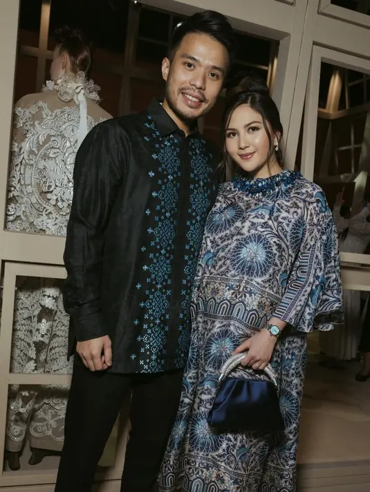 Jessica Mila juga tampak mewah dengan gaun bermotif nuansa biru. Tampilan menawan hadirkan keanggunan yang tak terbantahkan. Foto: Instagram/ Jessica Mila]