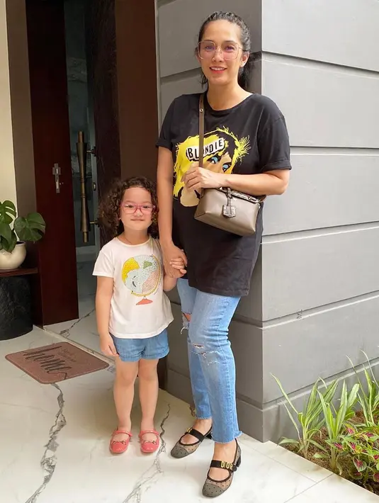 Produksi ASI Ussy sempat terganggu karena stress, namun peran Andhika yang selalu menenangkan sungguh sangat berpengaruh. Bahkan kondisi psikologis Ussy semakin jauh lebih baik. (Instagram/ussypratama)