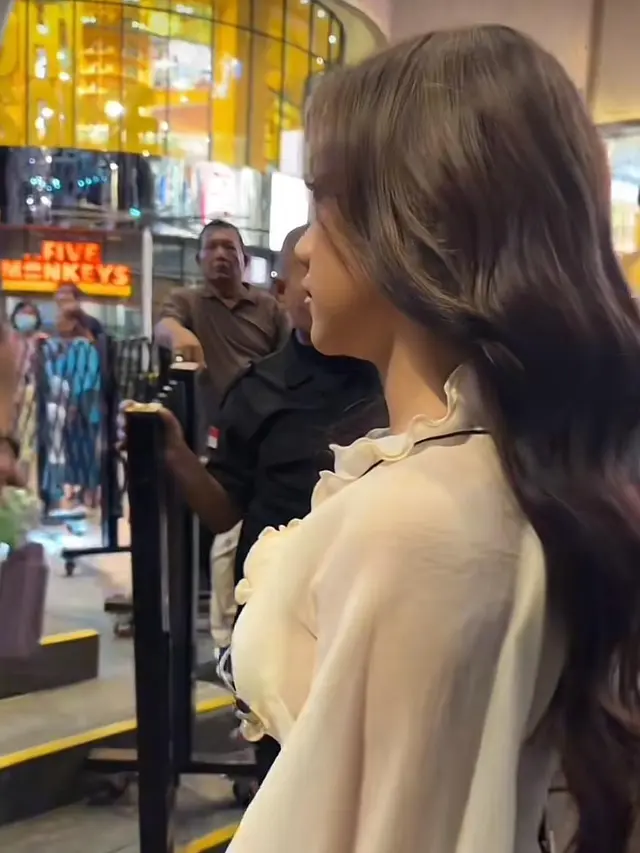 Orang tak dikenal masuk panggung Naura Ayu. (credit:tiktok.com/@thebaldys_fam)