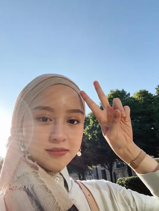 Unggah foto selfie, tak sedikit warganet yang membubuhkan pujian untuk influencer asal Palembang, Sumatera Selatan ini. Bahkan ada beberapa netizen yang salah fokus dan menyebut Gitasav mirip dengan aktris Korea Selatan, Kim Ji Won, di foto ini. Dengan berbagai macam gaya hijab, penggemar Gitasav menyebut jika Gitasav selalu cocok dan tetap memesona. (Liputan6.com/IG/@gitasav)