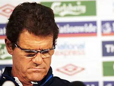 Ekspresi pelatih Inggris Fabio Capello dalam konferensi pers di Rustenburg, 28 Juni 2010, sehari setelah kekalahan 1-4 dari Jerman di babak 16 besar PD 2010. AFP PHOTO / PAUL ELLIS 