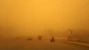 Kendaraan melaju di sepanjang jalan saat badai debu berat menghantam Baghdad, Irak, Senin (16/5/2022). (Sabah ARAR/AFP)