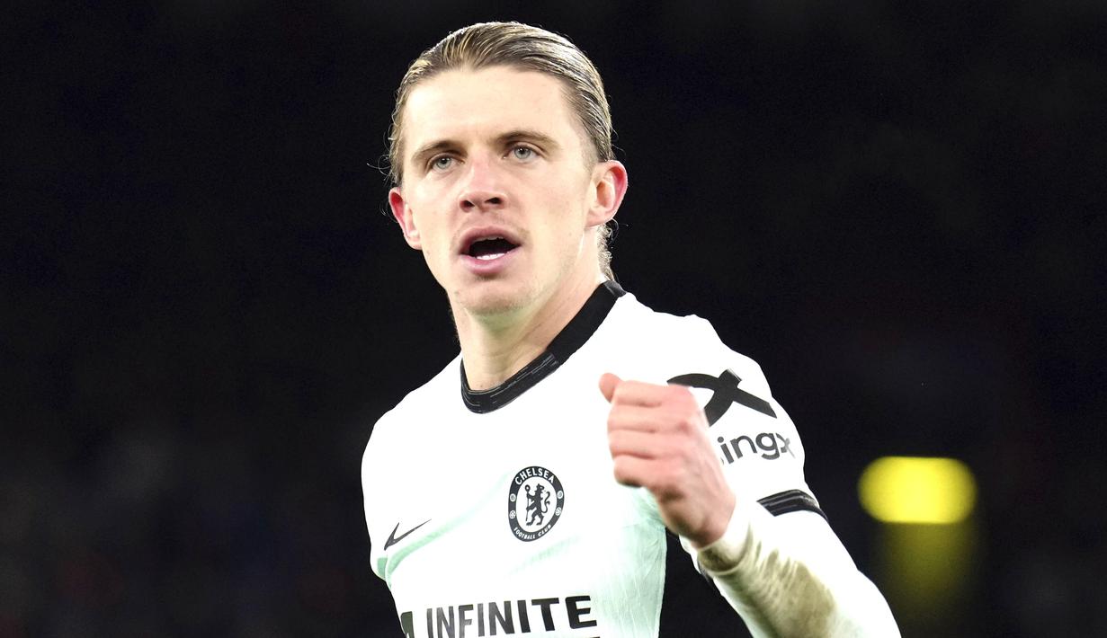 Pemain Chelsea, Conor Gallagher, melakukan selebrasi setelah mencetak gol ke gawang Crystal Palace pada laga Liga Inggris di Stadion Selhurst Park, London, Selasa (13/2/2024). Kemenangan ini membuat Chelsea berada di posisi 10 dengan 34 poin. (John Walton/PA via AP)