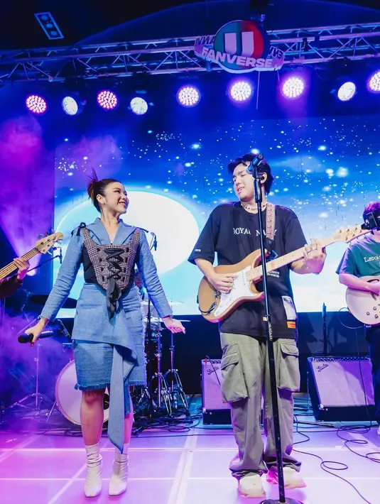 Denim on denim jadi pilihan Tiara Andini dalam mengenakan korset [instagram/tiaraandini]