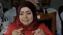 Muzdalifah saat berada di ruang sidang Pengadilan Agama Tanggerang, Selasa (1/9/2015). Muzdalifah akan menjalani sidang perdana gugatan cerai kepada suaminya Nassar. (Liputan6.com/Faisal R Syam)
