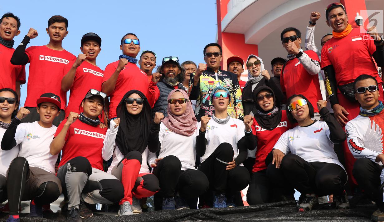 Menpora Imam Nahrawi (tengah) bersama tim paralayang Indonesia saat meninjau kesiapan latihan di kawasan Puncak, Cianjur, Jawa Barat, Kamis (26/7). Menpora juga meninjau kesiapan venue. (Liputan6.com/Helmi Fithriansyah)