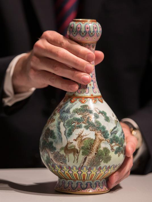 Sebuah vas China antik yang diyakini berasal dari masa Dinasti Qing pada abad ke-18 diperlihatkan di rumah lelang Sotheby, Paris, Selasa (22/5). Vas tersebut lama tersimpan di dalam sebuah kotak sepatu milik satu keluarga di Perancis. (AFP/Thomas SAMSON)