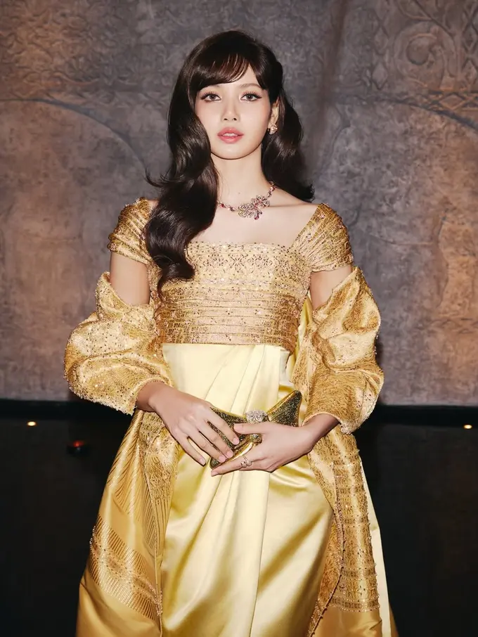 Pesona Princess Lisa BLACKPINK Jadi Brand Ambassador Thailand Toursim, Pakai Gaun Vintage dari Tahun 60an