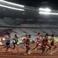 Aksi para atlet cabang atletik saat final nomor 3000 meter steeplechase pada Asian Games di Stadion Utama Gelora Bung Karno, Senayan Jakarta, Senin (27/8/2018). (Bola.com/Peksi Cahyo)