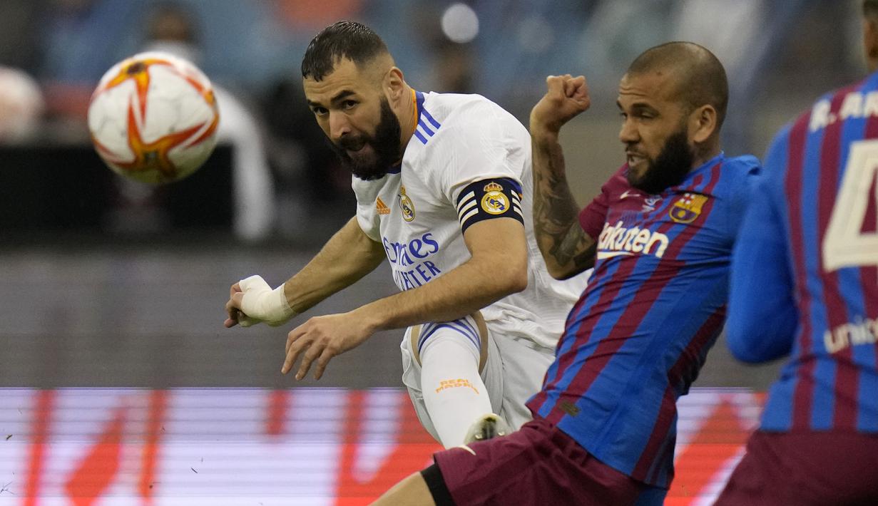 Los Blancos berhasil memimpin pertandingan untuk kedua kalinya. Kali ini Karim Benzema yang menciptakan gol pada menit ke-72. Bermula dari umpan silang Carvajal yang diblok Ter Stegen, Benzema yang menerima bola muntahan berhasil melesatkannya menjadi gol. (AP/Hassan Ammar)