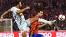 Gelandang Belgia, Mousa Dembele, berebut bola dengan gelandang Spanyol, Sergio Busquets. Spanyol berhasil melepaskan empat tendangan ke arah gawang, sementara Belgia hanya sekali. (AP/Geert Vanden Wijngaert)