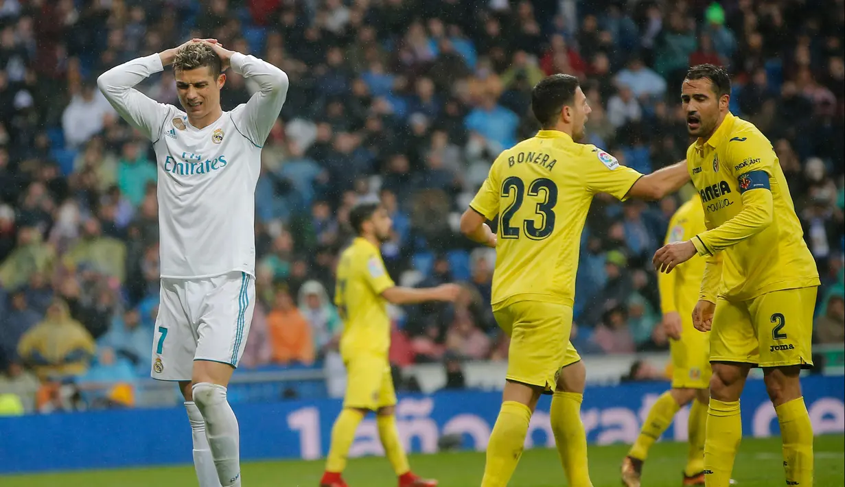 Penyerang Real Madrid Cristiano Ronaldo saat melawan Villarreal dalam pertandingan Liga Spanyol di stadion Santiago Bernabeu di Madrid, Spanyol (13/1). Dengan kekalahan ini membuat Madrid semakin jauh dengan tiga tim di atasnya. (AP Photo/Paul White)