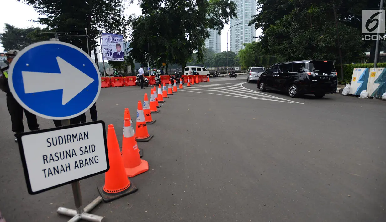 Kendaraan melintas saat uji coba sistem satu arah di kawasan Dukuh Bawah atau sekitar Landmark Setiabudi, Jakarta, Rabu (13/2). Dishub DKI menguji coba sistem satu arah (SSA) dari Sudirman ke Dukuh Bawah hingga 26 Februari 2019. (Merdeka.com/Imam Buhori)
