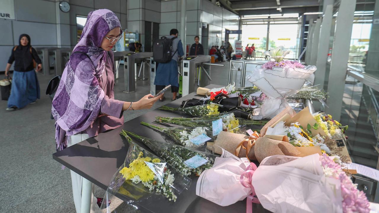 FOTO: Karangan Bunga Berjejer di Stasiun Bekasi Timur Pasca Kecelakaan Kereta