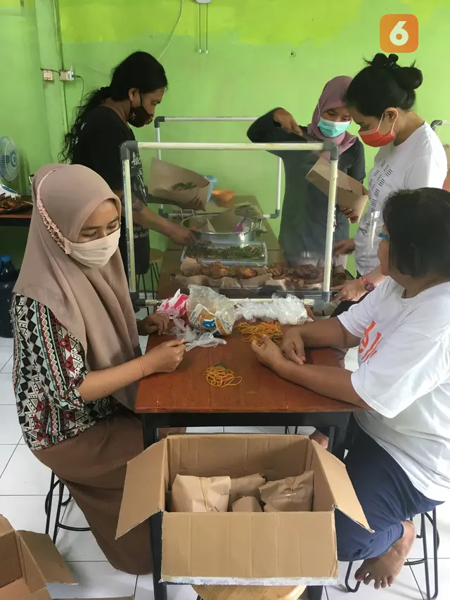 Relawan Dapur Umum Rakyat Bantu Rakyat Buruh Gendong Yogyakarta