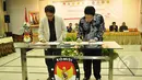 Ketua Komisi Pemilihan Umum (KPU) RI Husni Kamil Manik mendatangani nota kesepahaman antara KPU dengan 9 Perguruan Tinggi di Gedung KPU, Jakarta, Kamis (12/3/2015). (Liputan6.com/Faizal Fanani)