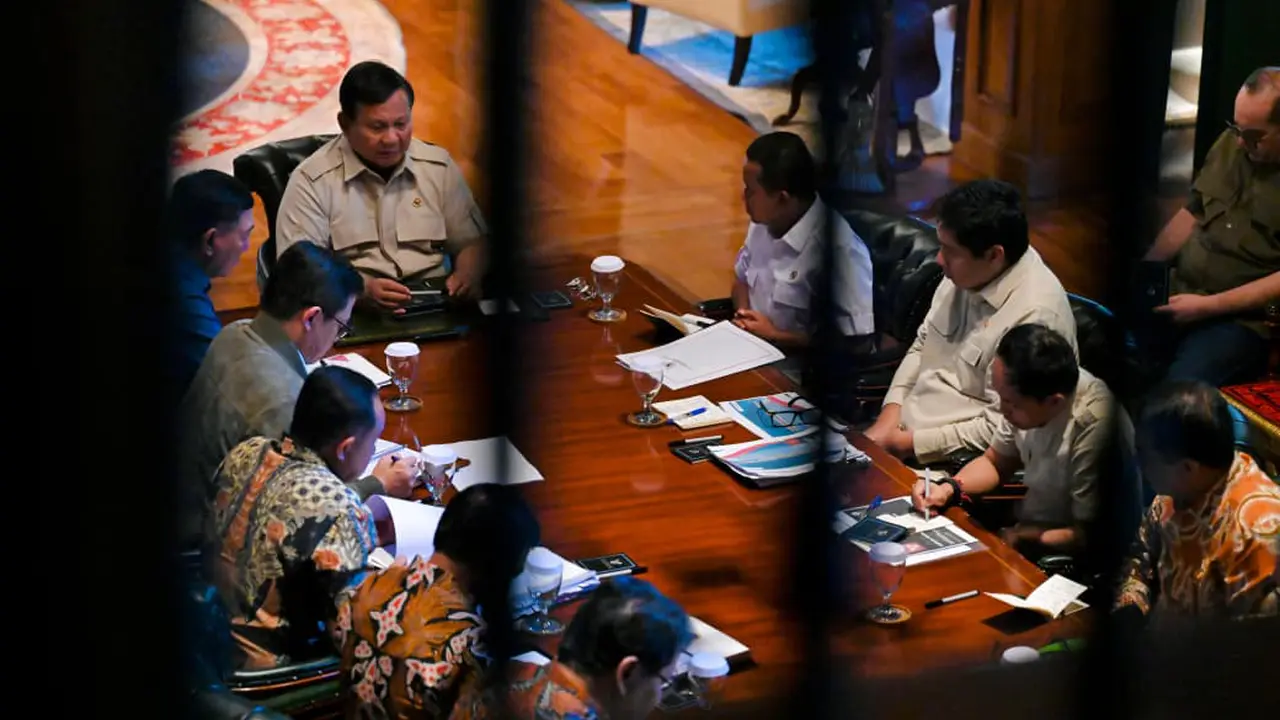 Presiden Republik Indonesia, Prabowo Subianto memanggil sejumlah Menteri Kabinet Merah Putih ke kediaman pribadinya di Hambalang, Bogor, pada Minggu, (14/12/2025).