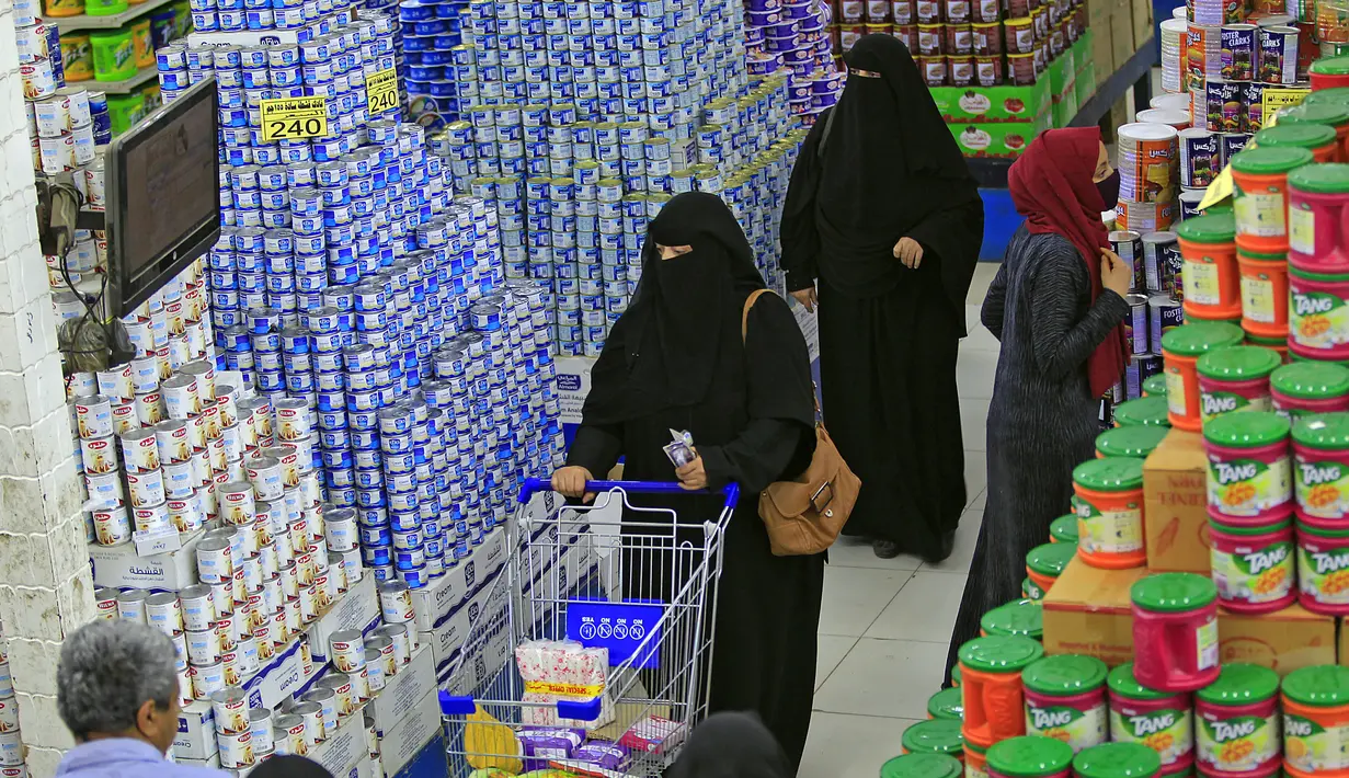 Pengunjung berbelanja bahan makanan dan persediaan saat mereka mempersiapkan diri seminggu menjelang bulan suci puasa Ramadan di supermarket di ibu kota Yaman, Sanaa, Selasa (6/4/2021). (AFP Photo/Mohammed Huwais)