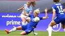 Pemain Chelsea, Millie Bright, berebut bola dengan pemain Manchester City, Georgia Stanway, pada laga FA Women's Community Shield di Stadion Wembley, Sabtu (29/8/2020). Chelsea menang 2-0 atas Manchester City. (Justin Tallis/Pool via AP)