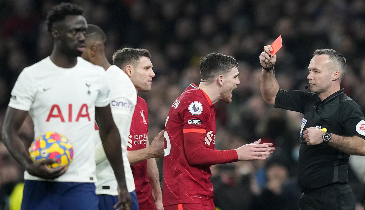 Liverpool berusaha mengambil alih keunggulan lagi di sisa waktu pertandingan. Namun, bukannya mencetak gol, The Reds malah harus bermain dengan 10 pemain usai Andrew Robertson diganjar kartu merah. Skor 2-2 pun bertahan hingga akhir laga. (AP/Frank Augstein)