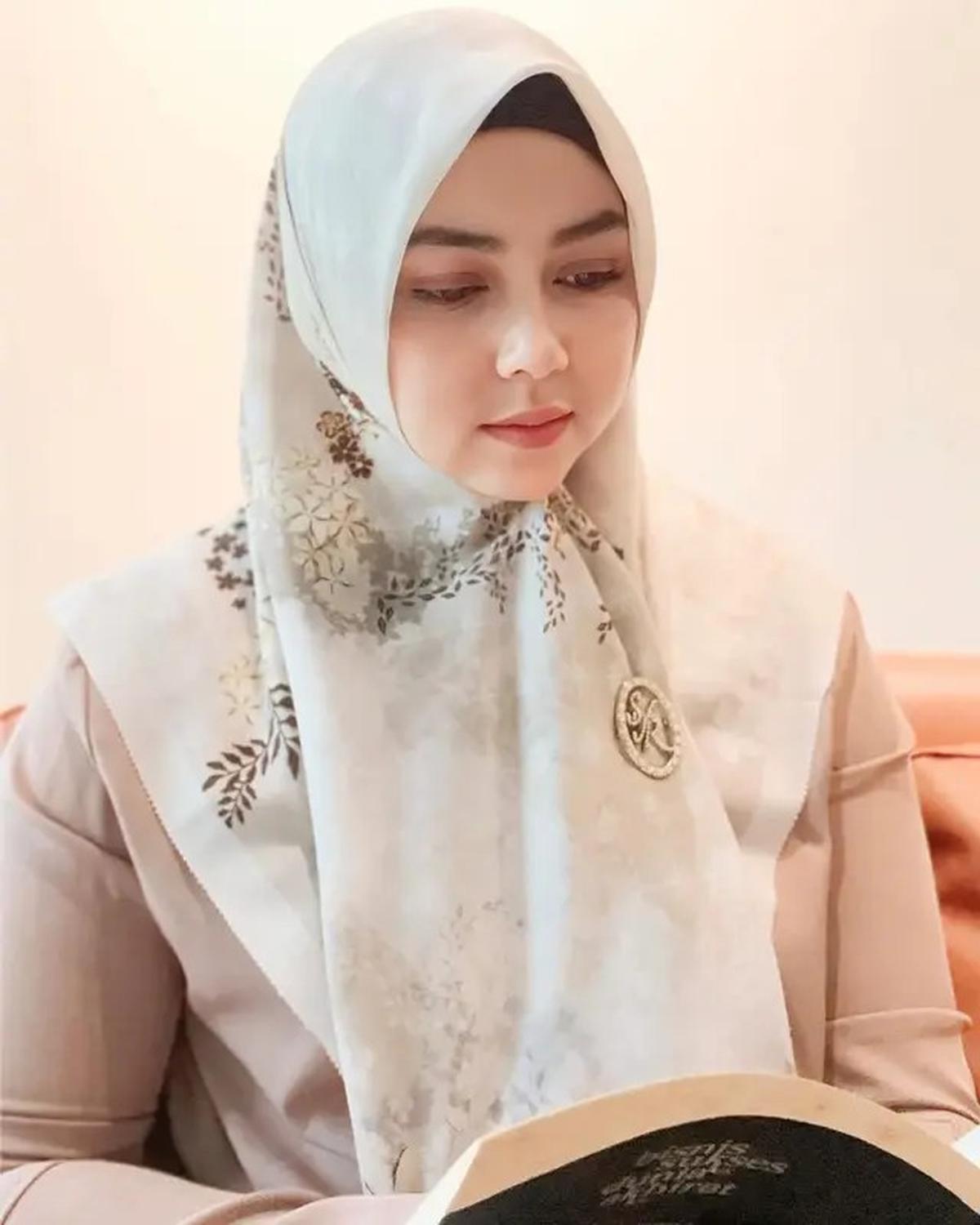 Inspirasi Fashion Lala Nurlela Calon Istri Nassar yang Juga Kakak Ipar Syahrini, Sederhana Tapi Elegan