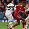 Penyerang Liverpool asal Swedia #09, Alexander Isak, berebut bola dengan bek Manchester United asal Inggris #23, Luke Shaw (kanan), dan gelandang Manchester United asal Uruguay #25, Manuel Ugarte (kiri), dalam pertandingan&nbsp;Premier League Inggris antara Liverpool dan Manchester United di Anfield, Liverpool, Inggris barat laut, pada 19 Oktober 2025. (PETER POWELL/AFP)