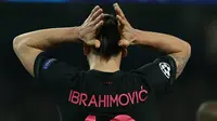 Penyerang PSG, Zlatan Ibrahimovic, menilai timnya tersingkir dari ajang Liga Champions akibat kesalahan taktik pelatih Laurent Blanc. PSG kalah 0-1 dari Manchester City, Selasa (12/4/2016). (EPA/Peter Powell)