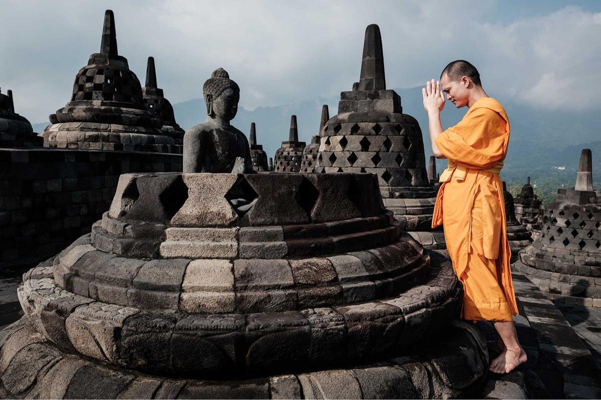 FOTO: Khidmat Puja Bakti Doa Biksu di Candi Borobudur
