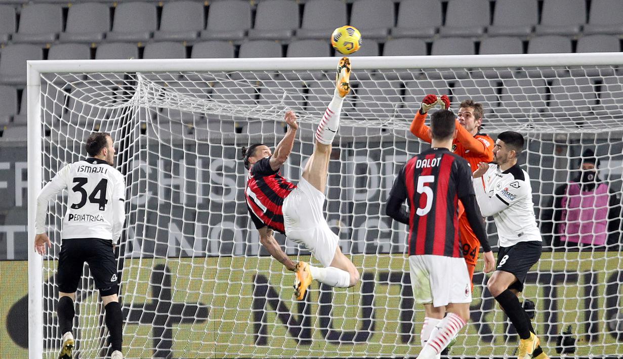 Striker AC Milan, Zlatan Ibrahimovic (tengah) melepaskan tendangan akrobatik di mulut gawang Spezia dalam laga lanjutan Liga Italia 2020/21 pekan ke-22 di the Alberto-Picco Stadium, La Spezia, Sabtu (13/2/2021). AC Milan kalah 0-2 dari Spezia. (LaPresse via AP/Tano Pecoraro)