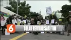 Menolak revitalisasi Taman Ismail Marzuki (TIM), puluhan seniman menggelar aksi bisu dan teaterikal di trotoar pada Jumat petang. Revitalisasi ditolak karena TIM yang merupakan rumah seniman hendak disulap menjadi tempat komersial oleh Pemda DKI Jaka...