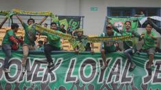 Bonek membentangkan syal saat mendukung Persebaya melawan PSIS Semarang dalam laga perdana babak 8 besar Grup Y Liga 2 Indonesia di Stadion GBLA, Bandung, (15/11/2017). Persebaya menang atas PSIS Semang 1-0. (Bola.com/Ronald Seger)