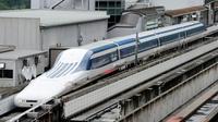 Kereta Maglev (levitasi magnetik) meninggalkan peron untuk uji coba di jalur eksperimental di Tsuru, 100 km barat Tokyo, pada 11 Mei 2010. (Dok: AFP)
