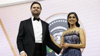Wakil Presiden AS J.D. Vance (kiri) dan istrinya Usha Vance menari mengikuti lagu The Battle Hymn of the Republic selama pesta pelantikan Panglima Tertinggi di Walter E. Washington Convention Center di Washington, DC, pada 20 Januari 2025. (Dok: Patrick T. Fallon / AFP)