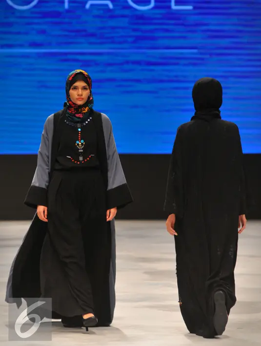Model mengenakan busana rancangan Vivi Zubedi pada Indonesia Fashion Week (IFW) 2016 di JCC Senayan, Jakarta, Jum'at, (11/03). Busana yang dibawakan bertema kebudayaan Indonesia. (Liputan6.com/Faisal R Syam)